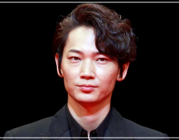 綾野剛　上京 母親 俳優